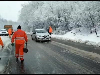 Drumarii, luați iar prin surprindere de iarnă. / Foto: captură video