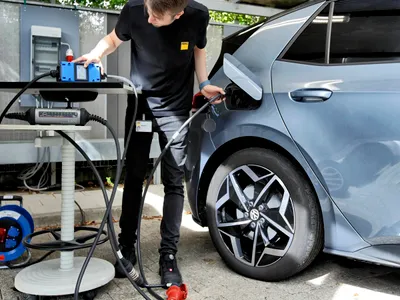 „Contorul” indică 1 kW, în bateria mașinii electrice ajung 0,7 kW. Cine „fură” curent la priză? - Foto: adac.de