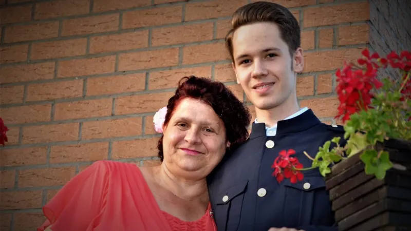 Ștefan Alexandru Negru și mama sa adoptivă - Foto: Star Popular