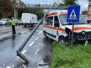 Șoferul unui Mercedes nu a dat prioritate unui ambulanțe și autospeciala a intrat într-un stâlp. / Foto: specialarad.ro