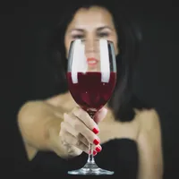 Femeie cu pahar de vin roșu - Foto: Pexels (cu rol ilustrativ)