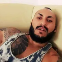 Manelistul Dani Mocanu dă microfonul pe mătură. / Foto: Facebook / Dani Mocanu