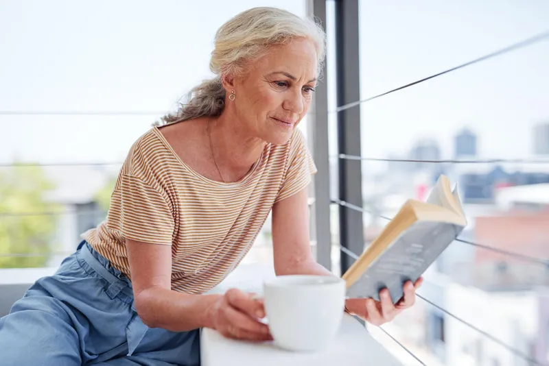 Pensionară citind la pensie - Foto. Freepik