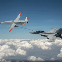 Premieră în aviație: un avion a fost realimentat în zbor de o dronă-cisternă Boeing. / Foto: Boeing