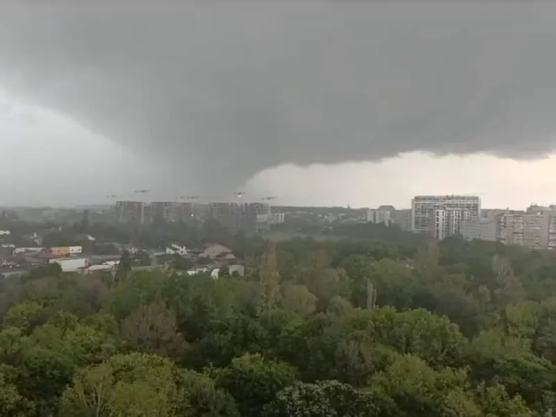 Plouă torențial în București și Ilfov. A fost emis mesaj Ro-Alert - Foto: Facebook/ România: Weather & Forecast