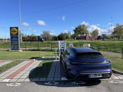 Lidl a decis să construiască o rețea proprie de stații de încarcare „low-cost”, dar ultra-rapide, pentru mașinile electrice, cu puteri între 22 kW și 360 kW. / Foto: caradisiac.com