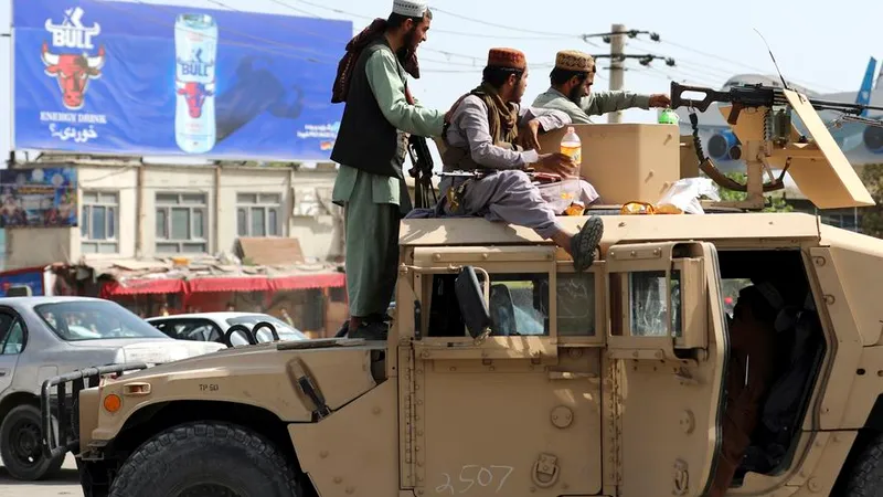 Talibanii îi păzesc pe ruși în Kabul/Foto: you tube