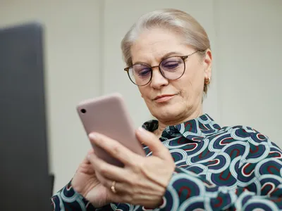Pensionar așteptând să intre pensia pe card - Foto: Freepik