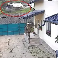 Momentul în care o mașină zboară de pe un pod într-o curte din Bacău Foto: captură Youtube
