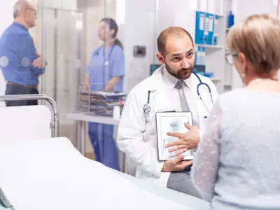 Medic în spital - Foto: Magnific.com (Imagine cu rol ilustrativ)