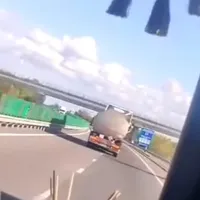 VIDEO Un șofer ucrainean, în zig-zag pe Autostrada A2: Transporta motorină. S-a sunat la 112 - Foto: Captură video