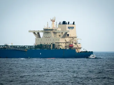 Petrolierul sud-coreean Universal Winner, primul care a trecut prin Strâmtoarea Ormuz, după începerea blocajului - Foto: Profimedia Images