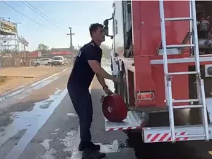 Pompierii intervin la un incendiu în localitatea Glina de lângă București - Foto: ISU b-if