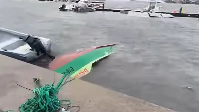 Furtuna a scufundat un velier și mai multe bărci pescărești în Portul Tomis Foto: Click
