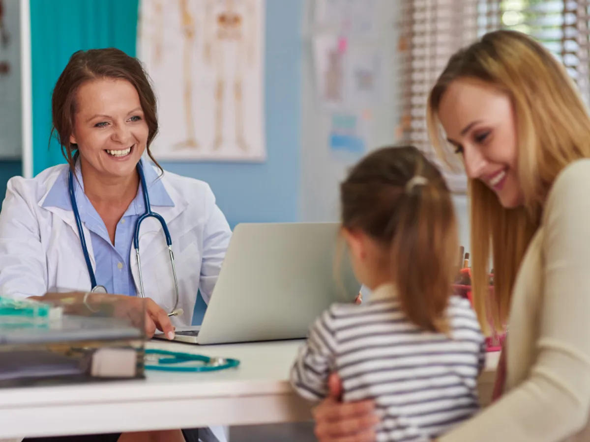 Când nu trebuie să mergeți la Urgențe cu un copil răcit? Explicațiile medicului pediatru