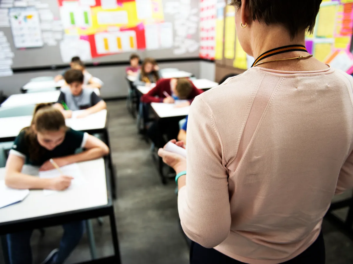 Evaluarea Națională 2026: elevii susțin proba la Matematică. Reguli stricte pentru accesul în sălile de examen