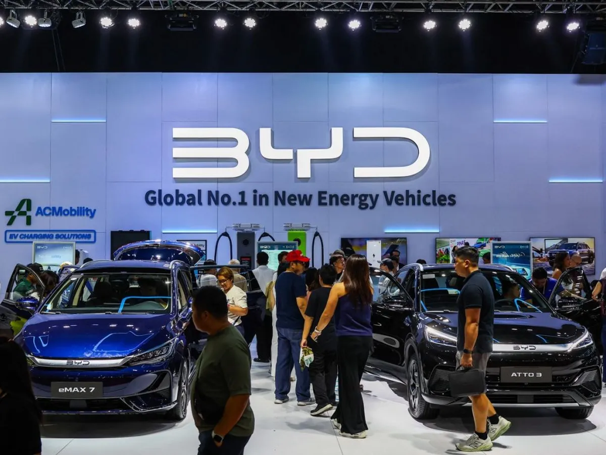 BYD, liderul global al momentului în vânzările de maşini electrice, îşi prezintă două mărci, la un show auto din Filipine - Foto: Profimedia Images