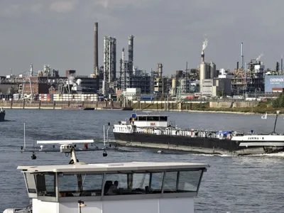 Mai multe vase trec pe răul Rin, în dreptul principalei unităţi a grupului german Bayer AG - Foto: Profimedia Images (Imagine cu caracter ilustrativ)