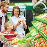 Tânăr cuplu la cumpărături, în hypermarket - Foto: Freepik/pressfoto
