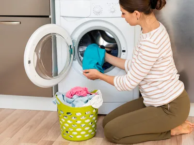 Femeie care pune rufe la spălat - Foto: Freepik (rol ilustrativ)