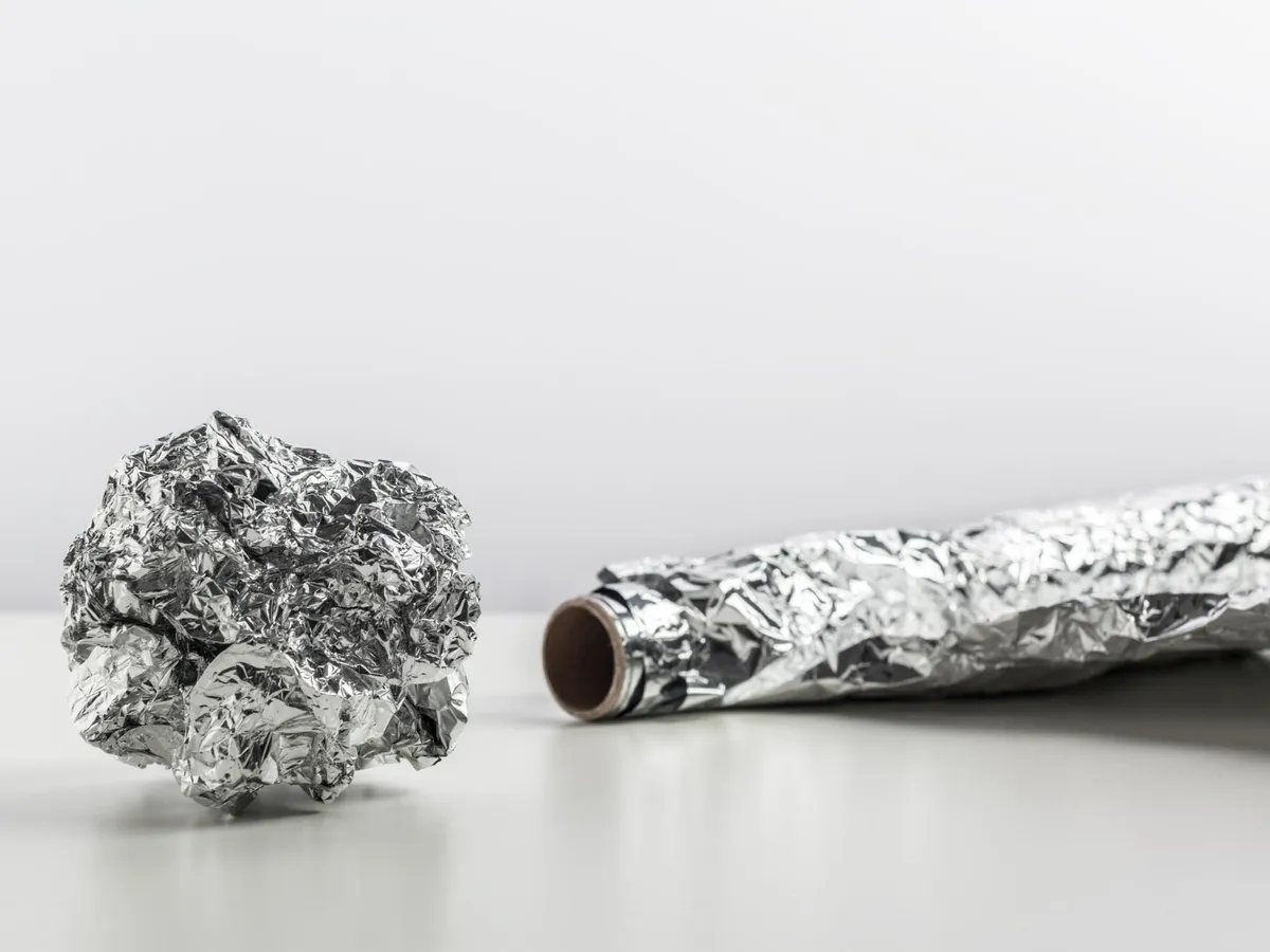 Poate o bilă din folie de aluminiu să înlocuiască fierul de călcat? Nu o folosi pe aceste haine delicate