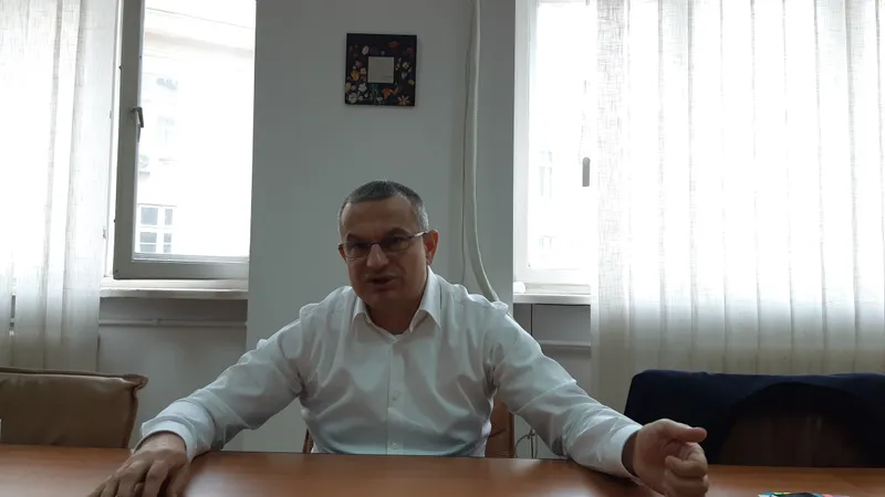 Asztalos Csaba, in biroul sau de la CNCD. Foto: Newsweek Romania