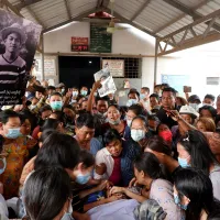 Participanții la funeralii, sub tirul armatei/Foto India News