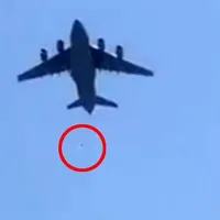 Mai mulți oameni au căzut dintr-un avion care își lua zborul de pe aeroportul din Kabul/FOTO: dailymail.co.uk