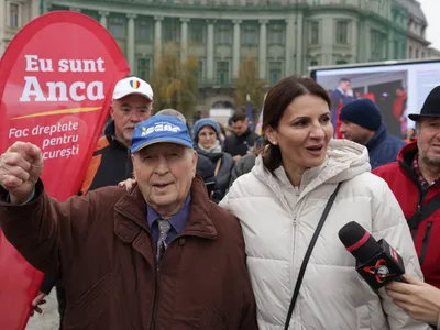 Anca Alexandrescu cu pensionari - Foto: INQAUM PHOTOS / Călin George