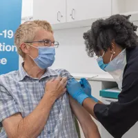 Doza a patra de vaccin va fi propusă persoanelor de 75 ani şi peste această vârstă şi persoanelor imunodeprimate de peste 12 ani - Foto: news.sky.com