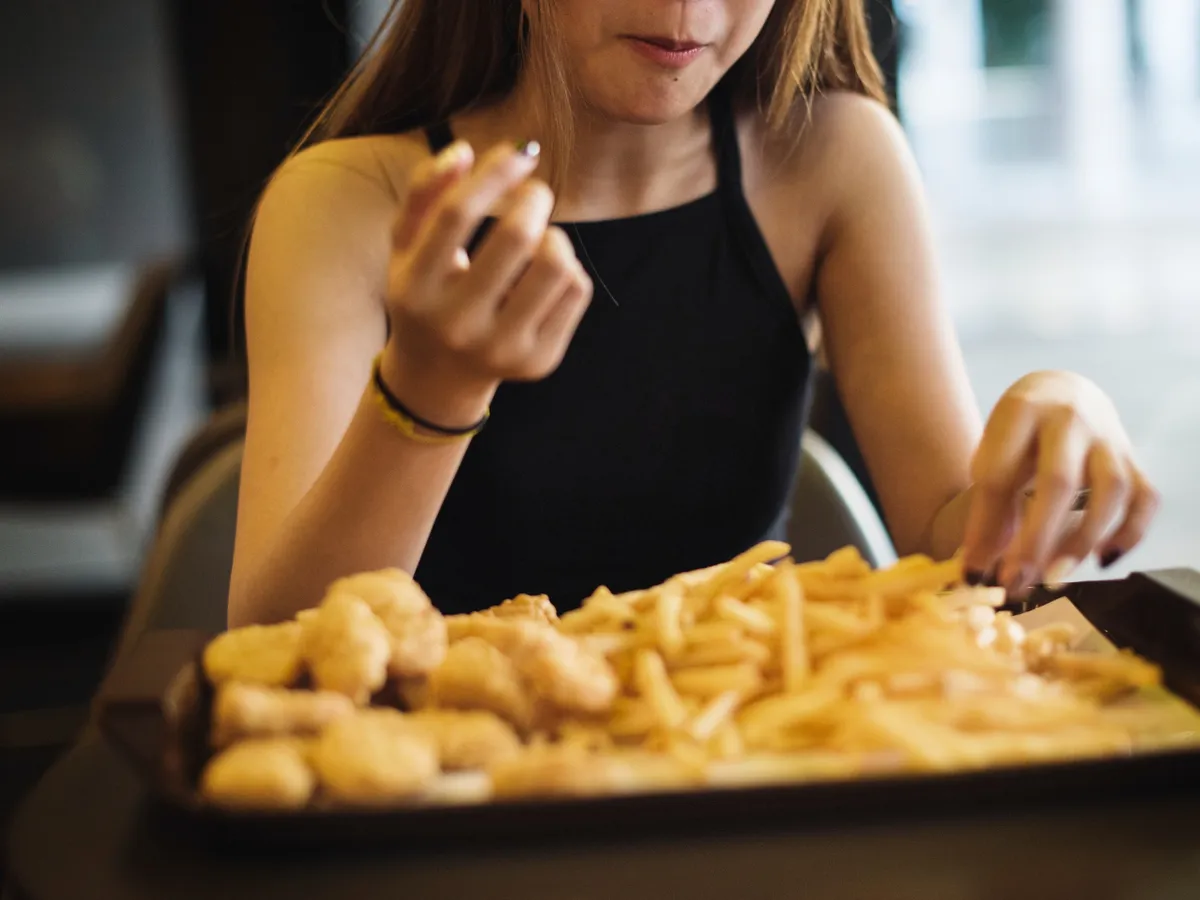 persoană care mănâncă cartofi - Foto: Freepik (Imagine cu rol ilustrativ)