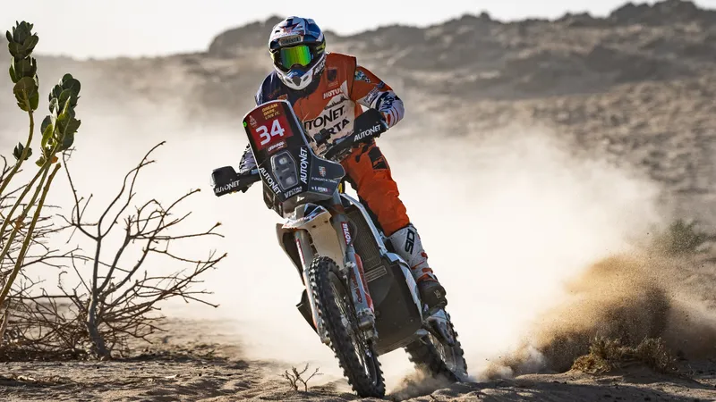 Raliul Dakar: Dacia lui al-Attiyah pe locul 2, Loeb a avut probleme. „Mani” conduce clasa sa - Foto: Facebook/Emanuel Gyenes - Mani