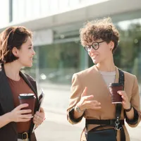 Motivul pentru care unii oameni întrerup mereu conversațiile. Este vorba de nepolitețe sau aroganță? - Foto: Freepik (Imagine cu rol ilustrativ)