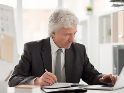 Bărbat care verifică documente - Foto: Freepik (rol ilustrativ)