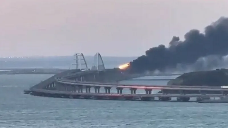 Explozii puternice, pe Podul Kerci din Crimeea / Foto: captură video