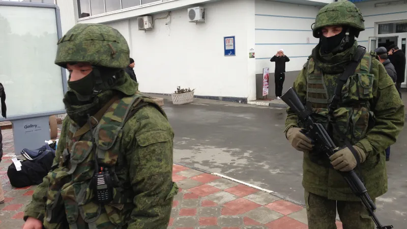 Soldați fără insignă, numiți "little green men"