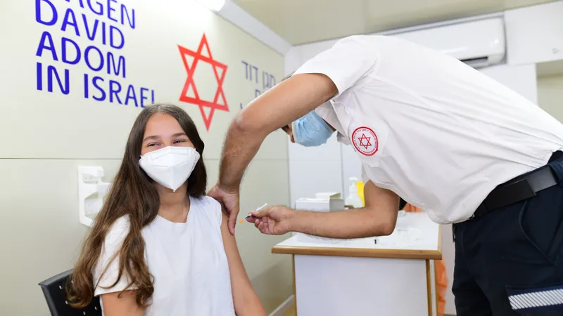 Numărul cazurilor de COVID-19 din Israel, în scădere după a treia doză de vaccin. / Foto: timesofisrael.com