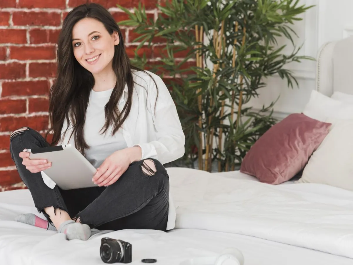 Femeie frumoasă într-un apartament tip studio - Foto: Magnific.com/magnific