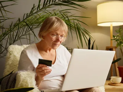 Pensionar așteaptă pensia - Foto: Frepik