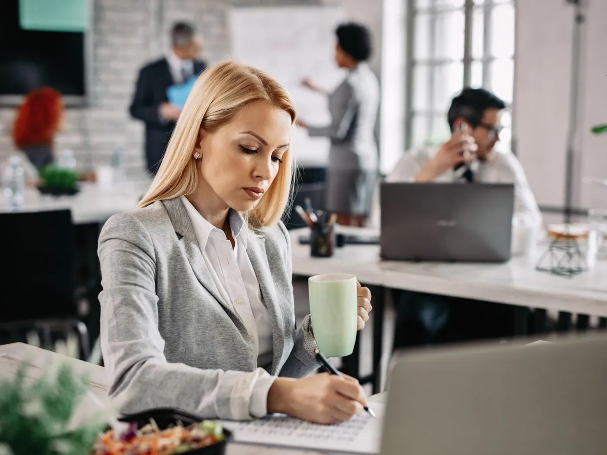 Femeie la birou - Foto: Freepik