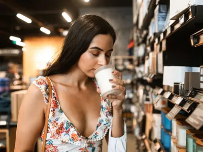 O tânără bea un pahar cu lapte - Foto: Pexels (cu rol ilustrativ)