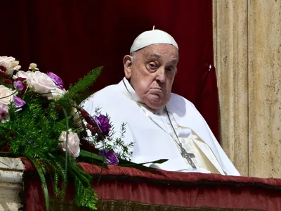 Papa Francisc a apărut în Piaţa Sfântul Petru, pentru binecuvântarea din Duminica Paştelui - Foto: Profimedia Images