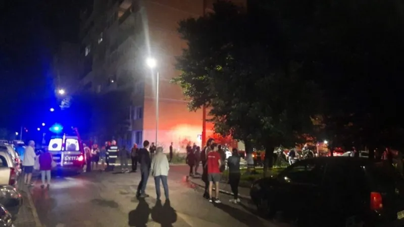 Explozie puternică, urmată de un incendiu într-un bloc din Sibiu. Zeci de persoane au fost evacuate - Foto: ISU Sibiu