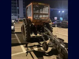 Cu tractorul cu plug, beți și fără permis au parcat la mall  Foto: Facebook