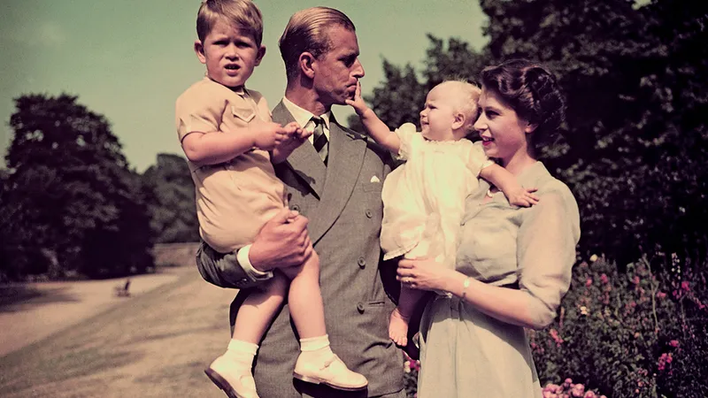 LA DOMICILIU Tânărul cuplu regal, în 1951, cu cel mai mare dintre cei patru copii ai lor, Charles, născut în 1948, și Anne, născută în 1950.