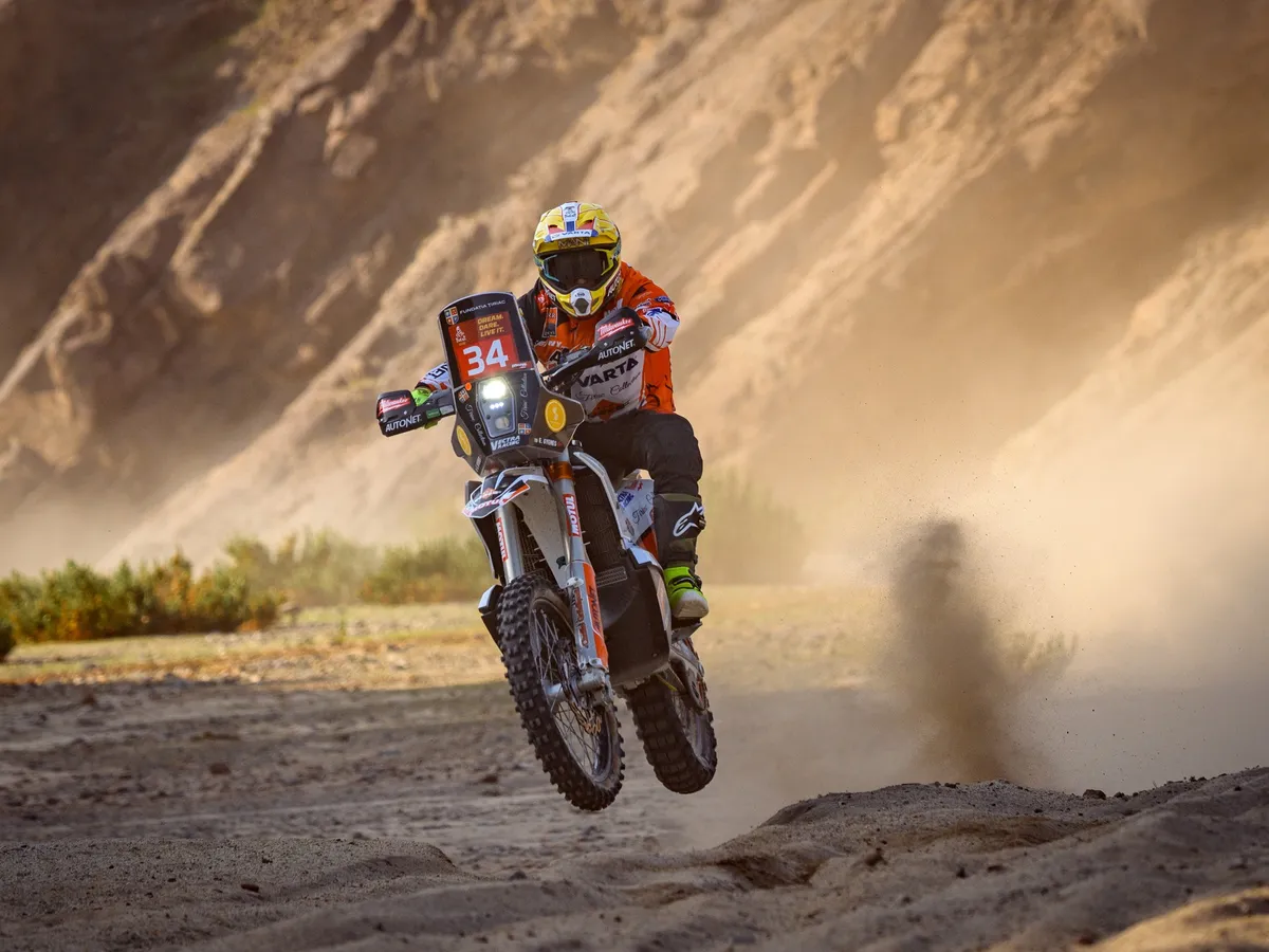 Dakar 2026, Ziua 2: Dacia pilotată de „Regele deșertului” pe 1, românul Mani Gyenes lider la Malle Moto