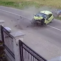 Un băiețel a suferit un traumatism cranian sever și este în comă, după ce șoferul unui Ford Ka a intrat inexeplicabil pe contrasens și a lovit  frontal un Renault Twingo care circula regulamentar - Foto: captură video