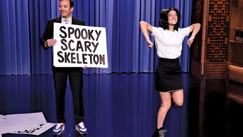 Jimmy Fallon și Charli D’Amelio la The Tonight Show, din martie 2020