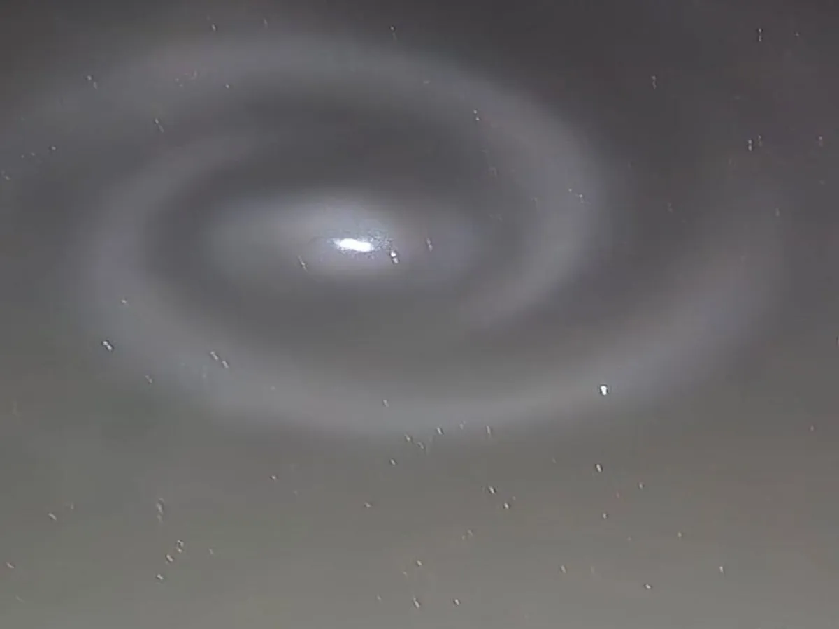 Spirală luminoasă pe cerul din Neamț. Care este explicația fenomenului fabulos? Foto: Facebook/Meteoplus