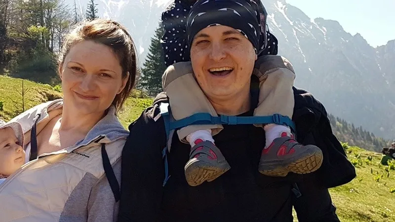Andi Cârlan, alături de soția lui și de cele două fiice